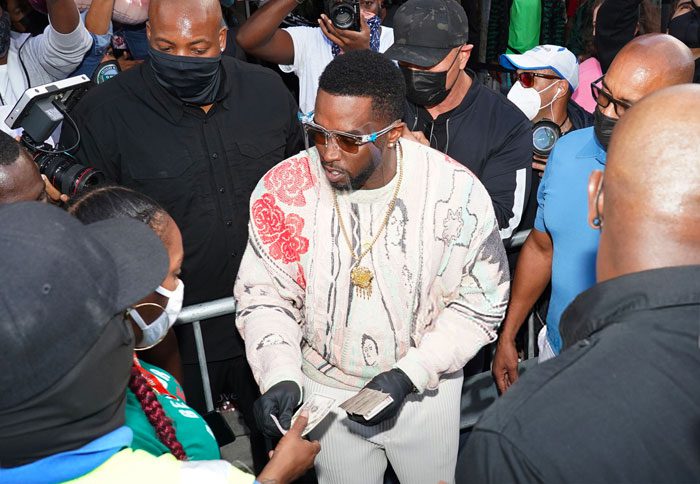 Diddy Hands Out Money for COVID-19 Relief