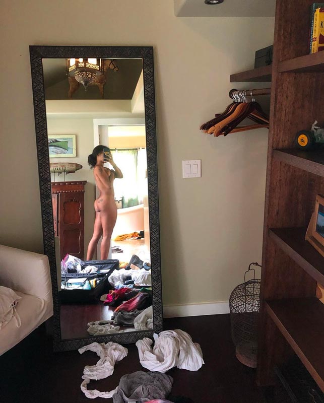 SZA Shares Nude Selfie.