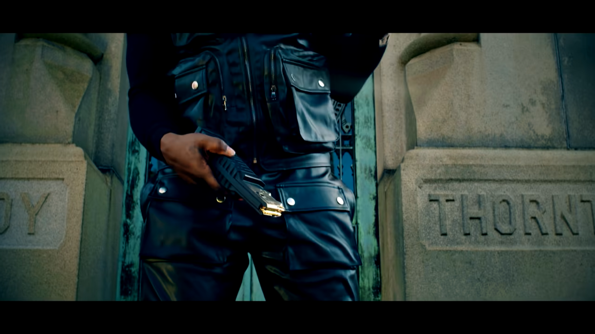 A person holding an object

Description automatically generated with medium confidence