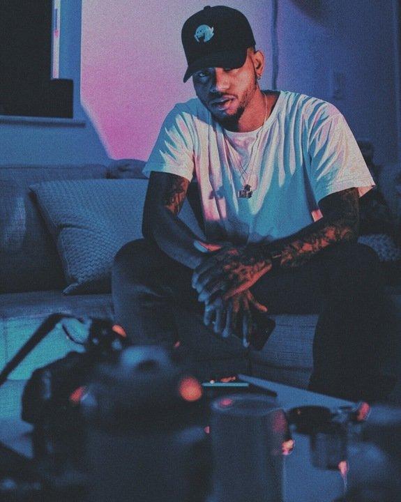 <strong>EST GEE: From Pro Athlete To Drug Kingpin To Rap Superstar</strong> 3 A person playing a guitar
Description automatically generated